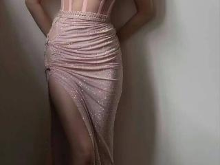 李一桐穿粉色低胸连衣裙，前凸后翘的曲线，身材真的很有料！