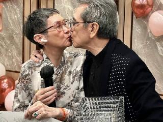姜大卫结婚50年庆祝金婚，和患癌妻子当众亲吻。