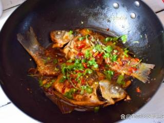 红烧鲫鱼，作为一道家常菜，深受人们的喜爱，口感鲜美，富含营养
