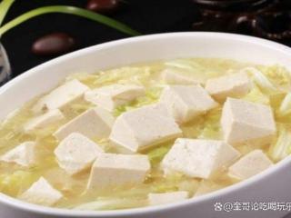 白菜炖豆腐，是一道营养丰富、简单易做的家常菜，大家都喜欢吃