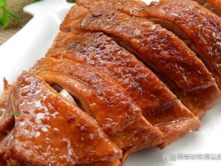 卤鸭腿，是一道美味又营养的家常菜肴，做法简单，口感鲜美