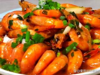 黄焖大虾，是一道色香味俱佳的家常菜肴，简单又好吃