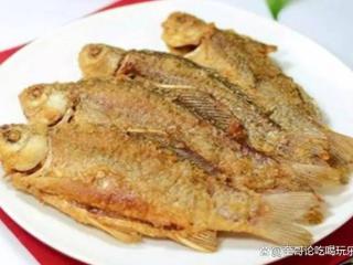 炸鲫鱼，是一道家常美食，制作简单，口感鲜美，深受人们的喜爱