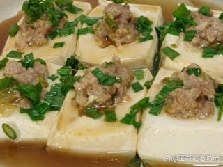 清蒸豆腐，是一道简单的家常菜，不仅口感细腻，而且营养价值丰富