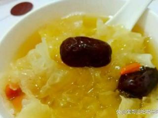 银耳红枣汤，看似简单，其实制作好喝的汤还是有一定技巧的