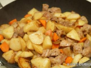 土豆炖肉，是一道简单易学、美味营养的家常菜肴，很受大家喜爱
