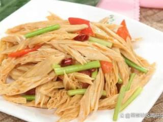 炒腐竹，是一道非常实用的家常菜，不仅简单易学，而且美味可口