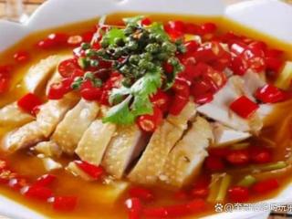 四川椒麻鸡，一道源自四川的传统美食，麻辣鲜香，口感嫩滑