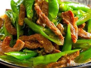 炒青椒，简单好吃的做法，往往能最大程度地保留食材的原汁原味