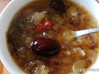 银耳红枣汤，一道简单易学、营养丰富的家常汤品