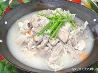 羊肉汤是一道营养丰富、口感鲜美的传统汤品，深受人们的喜爱