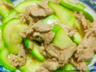 西葫芦炒肉，一道简单易学、营养丰富的家常菜肴