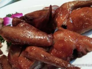 红烧乳鸽，是一道美味可口、营养丰富的传统名菜