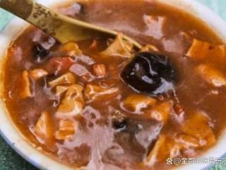 胡辣汤，以其独特的香辣口感和丰富的营养价值，深受人们的喜爱
