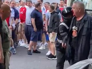 英超收官战赛后，一枪手和一埃弗顿球迷在场外发生暴力冲突