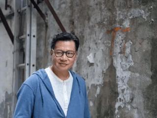 TVB御用反派郑子诚获剧组庆生！61岁状态大勇，圈中妻子现身