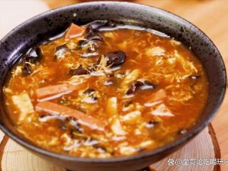 酸辣汤的制作过程既是一种烹饪技艺，也是一场味觉盛宴的准备过程