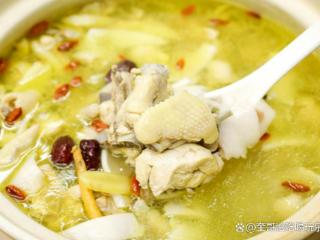 清汤鸡肉，作为一道营养丰富、口感鲜美的传统汤品