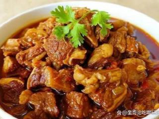 黄焖牛肉是一道传统的中式菜肴，口感独特，味道鲜美