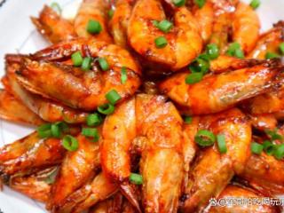 油焖大虾，是一道非常美味的菜品，它不仅口感鲜美，而且营养丰富