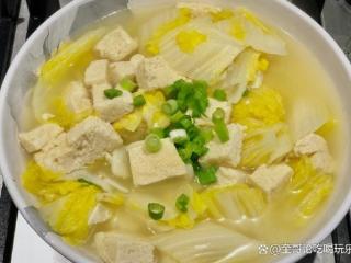 大白菜炖豆腐是一道家常美食，既简单又营养，深受人们的喜爱