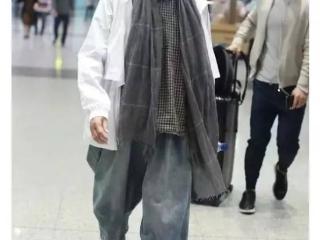 65岁倪萍，白色外套搭配牛仔垮裤，时尚指数飙升
