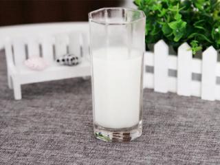 全脂牛奶和脱脂牛奶如何选择？哪种更有益于身体健康