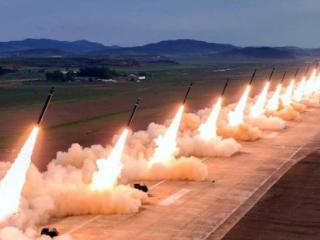 朝鲜进行600毫米超大型火箭炮示威齐射