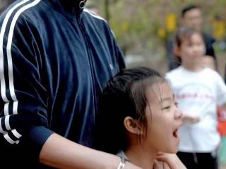 汪峰参加女儿运动会，亲子活动不亦乐乎，父女情深画面催泪
