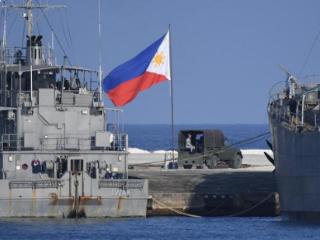 菲律宾非法坐滩军舰人员枪指中国海警