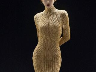 古力娜扎一身金色连衣裙搭配清爽的丸子头，造型清新脱俗