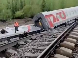 暴雨冲毁铁道路基 俄罗斯一列车9节车厢脱轨
