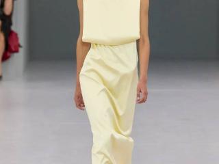 奶油黄色的连衣裙，是本季流行趋势之一