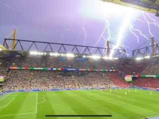 官方：天气恶劣德国与丹麦的比赛暂停，将在适当时候恢复比赛