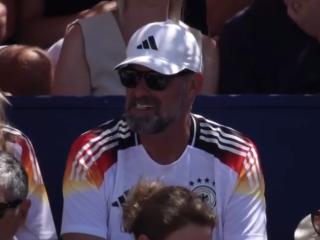 克洛普身穿德国队球衣现场观战马洛卡网球锦标赛决赛