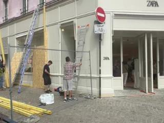 巴黎商店在橱窗上安装胶合板护板以防大选后的骚乱