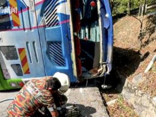 马来西亚巴士翻覆2名中国人遇难 司机曾无证驾驶