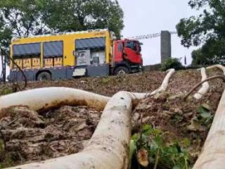 湖南省工程机械应急救援中联重科队开展排涝作业