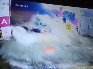 湖北崇阳：洪水冲下地下停车场多人被冲倒