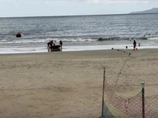深圳大鹏新区海滩被卷入深水区一男子被救起无生命体征