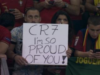 点球大战前现场球迷打标语表达支持：C罗，我为你骄傲！