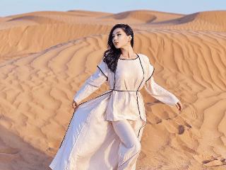 白色长袖上衣的设计宽松舒适，非常适合沙漠的环境