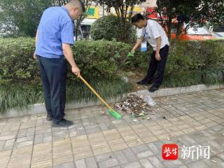 南京栖霞城管开展“地毯式”清理绿化带