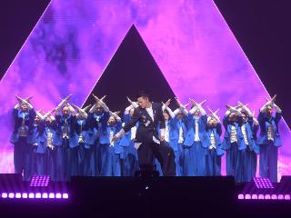 刘德华巡演上海站震撼开唱 唱跳实力不减 舞美呈现科技与狠活