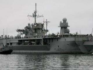 美国海军第七舰队指挥舰进入越南金兰湾