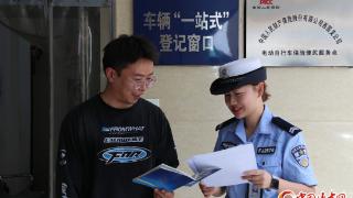 兰州交警西固大队为群众电动车上牌服务提升交通安全意识