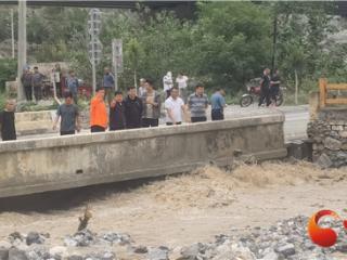 受强降雨影响文县公路段迅速行动疏通河道