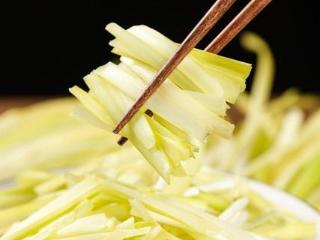 它被称为“菜中黄金”，又被称为“洗肠草”，缓解便秘，促消化