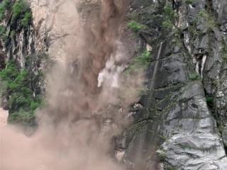 中虎跳峡景区发生山体滑坡，事发时下方有游客拍照