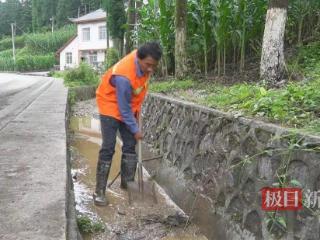 烈日下的公路养护员：手动清理落石淤泥，已坚守公路一线32年